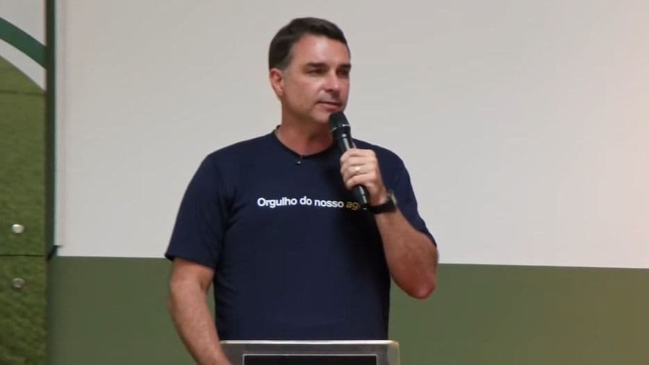 Flávio Bolsonaro acusa Lula de ligação com facções criminosas