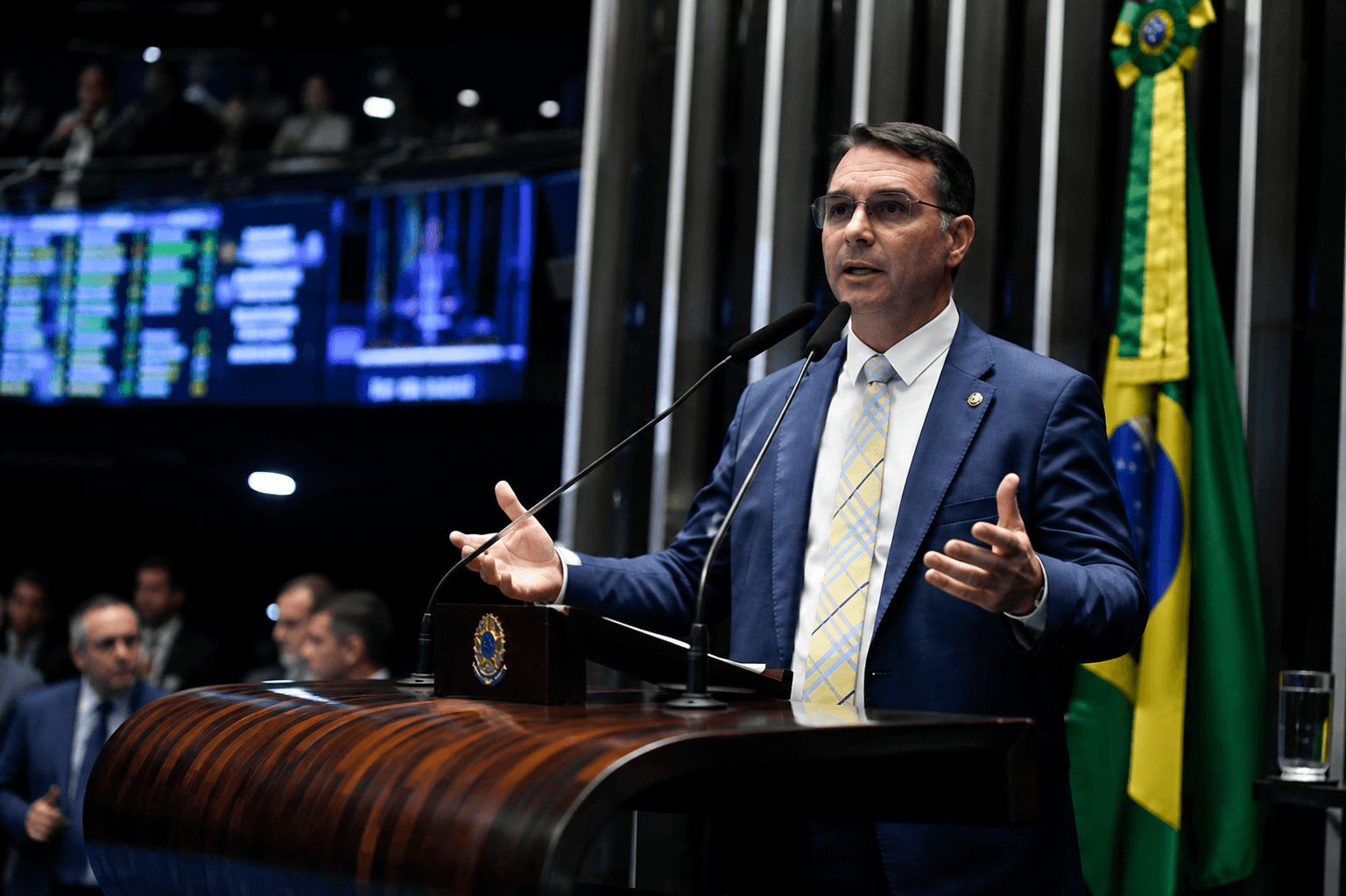 Flávio Bolsonaro cresce em pesquisa, empata tecnicamente com Lula e mira confronto direto na eleição