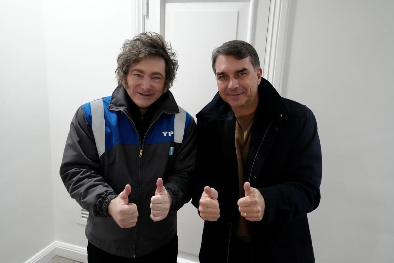 Milei se reúne com Flávio Bolsonaro e compartilha foto