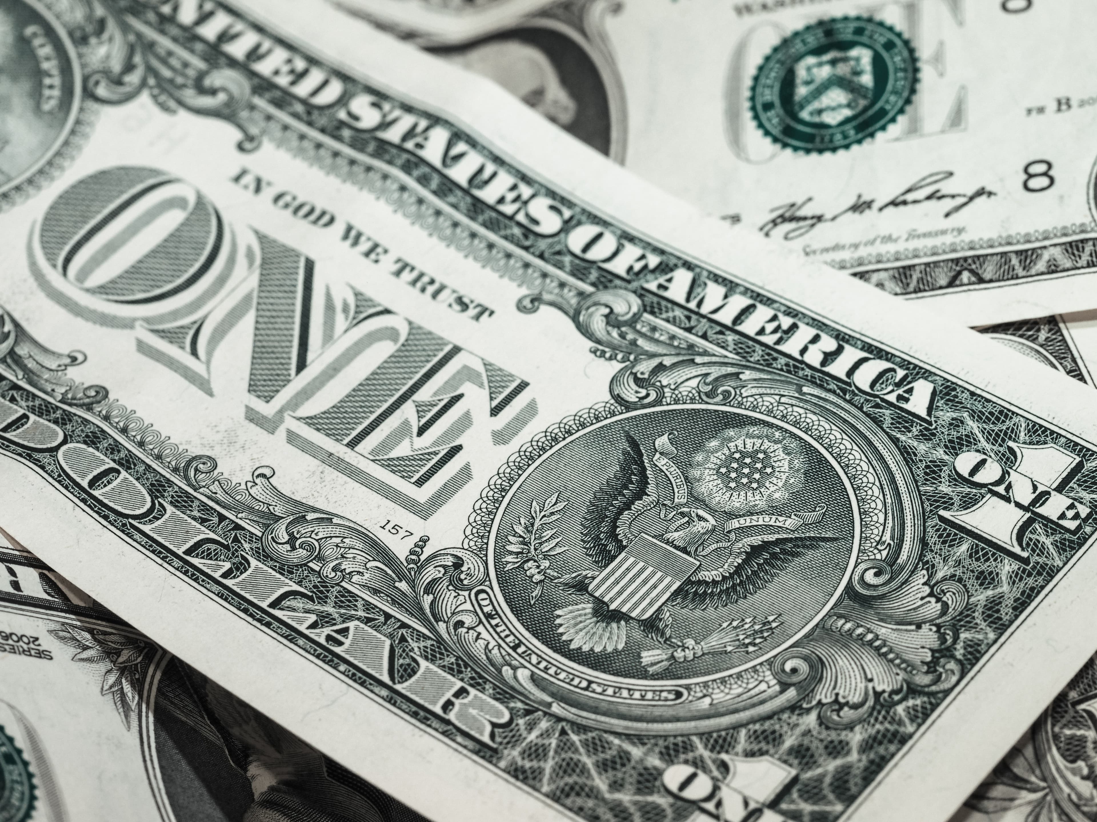 Dólar abre em alta e investidores monitoram decisão de juros nos EUA