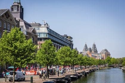 Amsterdã proíbe anúncios de carne e combustíveis fósseis em espaços públicos