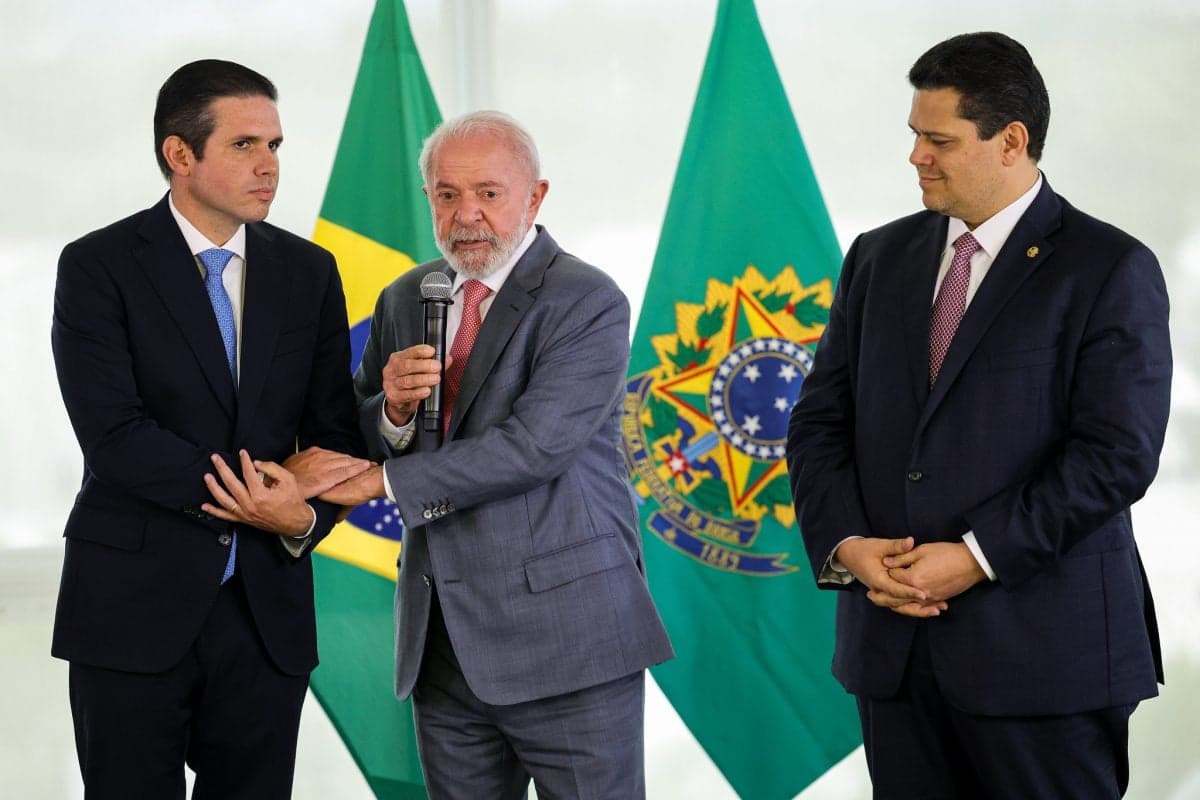 Lula se reúne com líderes do Congresso enquanto Flávio Bolsonaro faz campanha