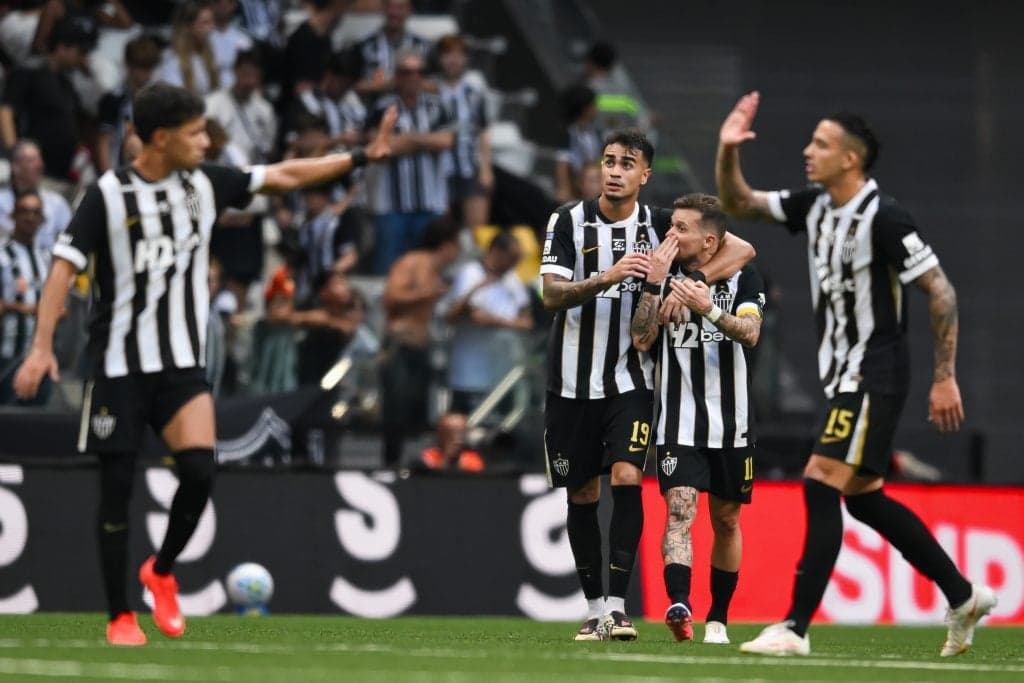 Atlético-MG busca vitória contra Athletico-PR para encostar no G-5