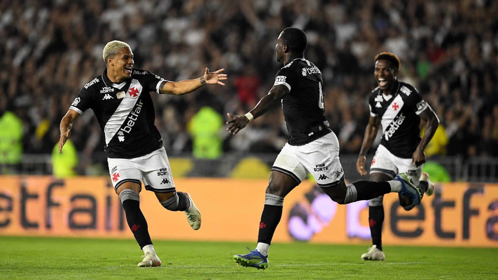 Vasco goleia Coritiba por 5 a 0 em São Januário e deixa a zona de rebaixamento