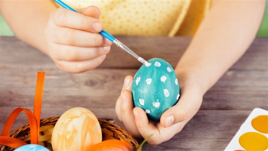 Os benefícios de usar ovos coloridos na decoração de Páscoa