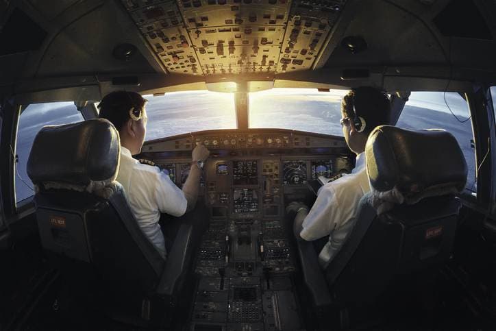 Piloto relata avistamento de luzes não identificadas durante voo