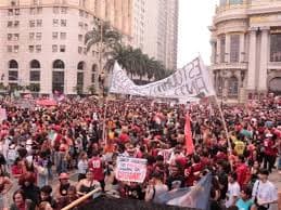 Estudantes Tomam as Ruas em Apoio a Lula