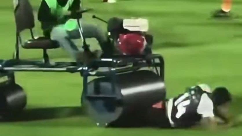 Andros Townsend sofre acidente com rolo nivelador durante partida na Tailândia
