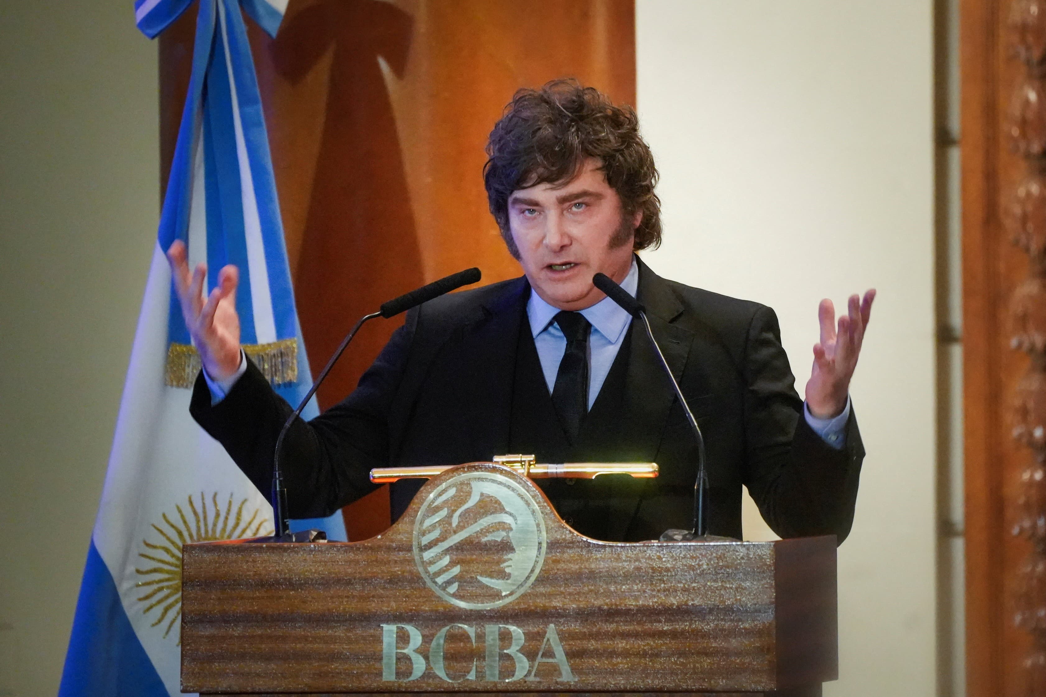 Milei visita Brasil enquanto enfrenta baixa popularidade na Argentina