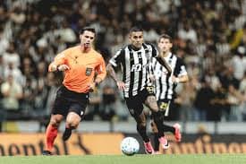 Clube Atlético Mineiro expressa descontentamento com arbitragem em recente partida