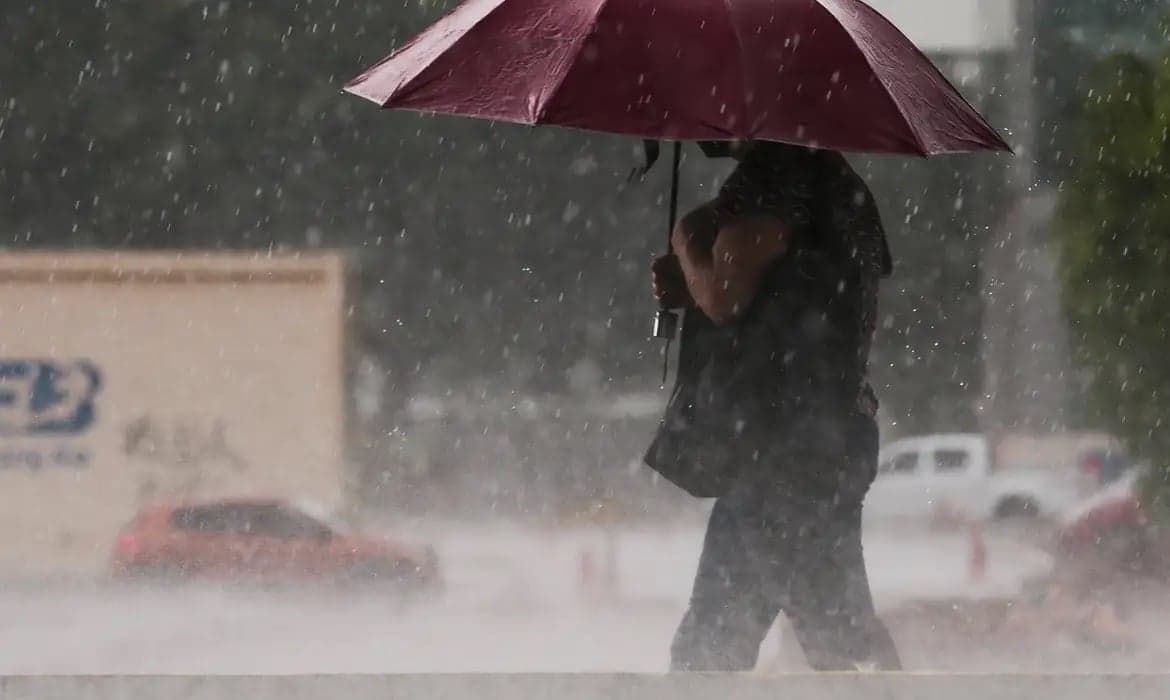 Chuva forte e calor intenso devem afetar o Brasil neste fim de semana