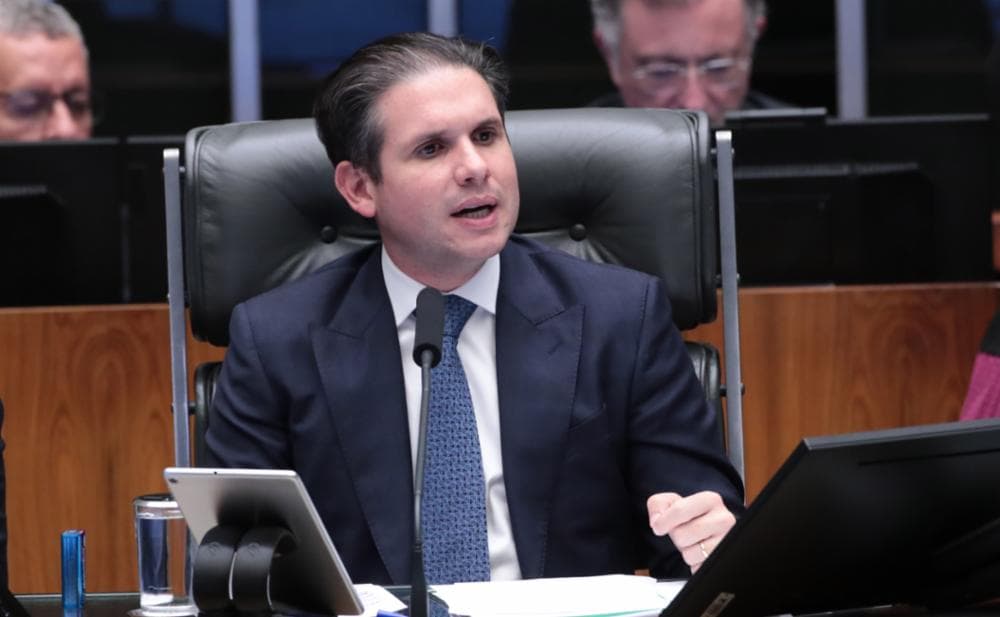 Hugo Motta critica bloqueio de R$ 119 milhões por Flávio Dino