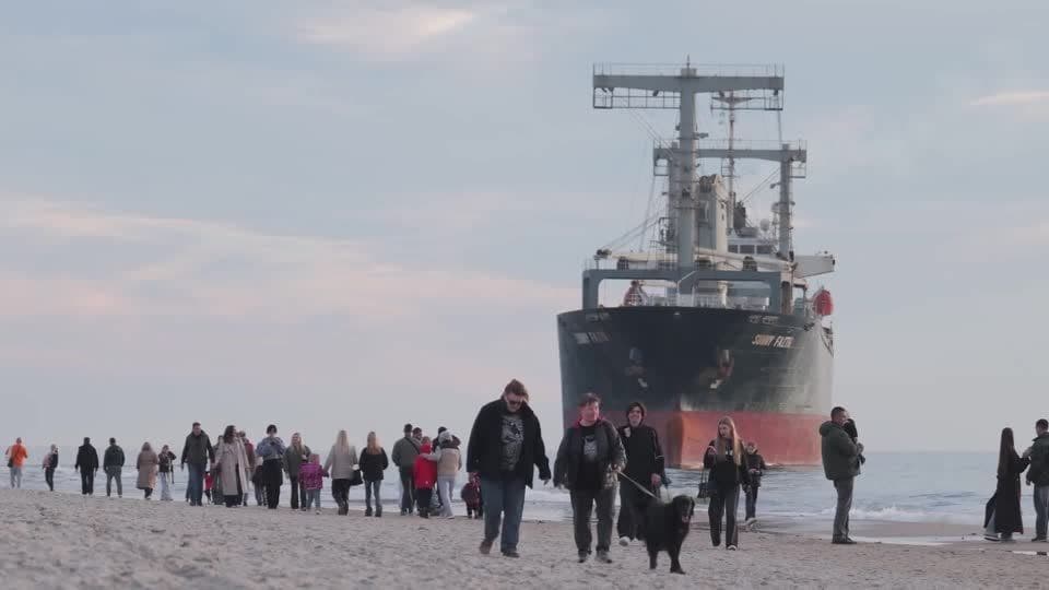 Navio de Carga Sunny Faith Encala em Praia de Yantarny na Rússia