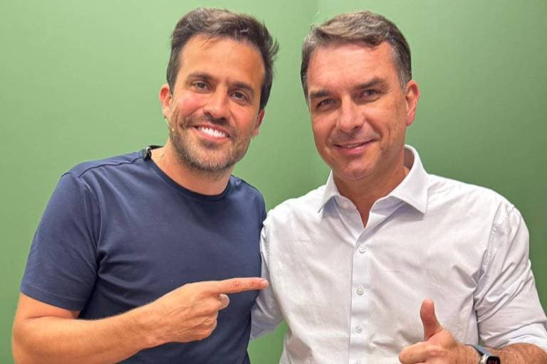 Lula protocola ação no TSE contra Flávio Bolsonaro por uso irregular de redes sociais