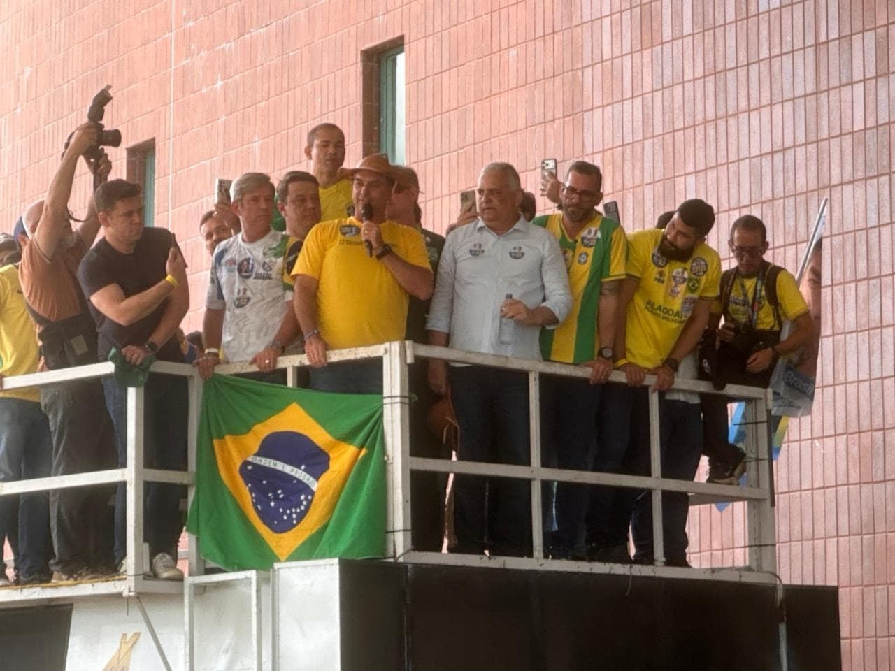 Flávio Bolsonaro inicia campanha presidencial em Alagoas com Alfredo Gaspar
