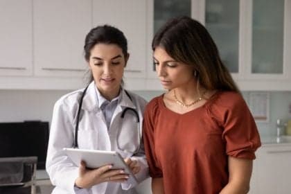 Causas de barriga estufada vão além da gordura, diz especialista