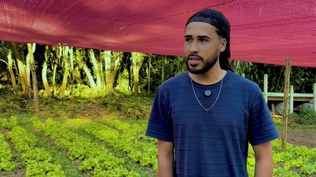 Jovem agricultor transforma área urbana em cultivo orgânico