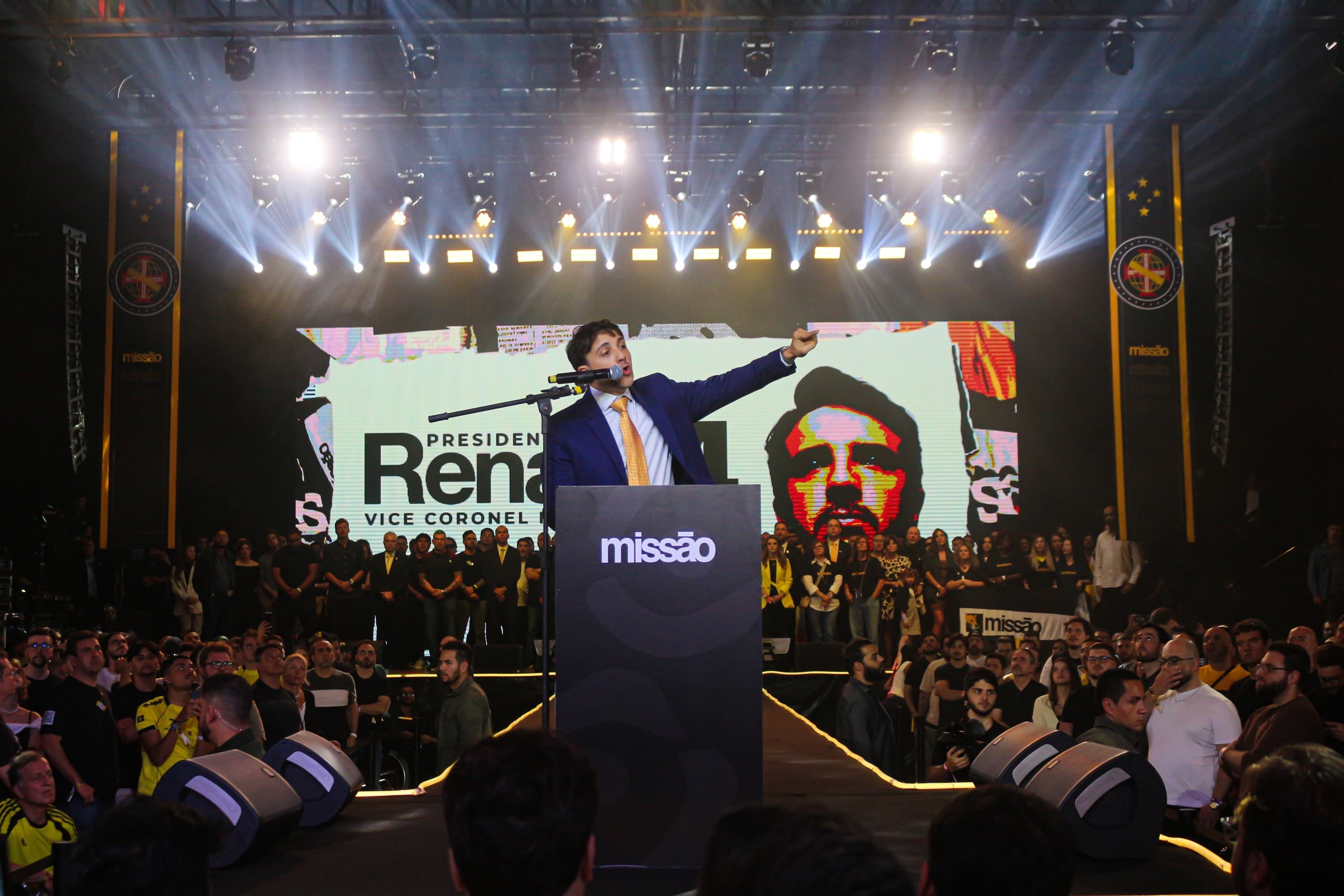 Renan Santos lança candidatura e critica Flávio Bolsonaro