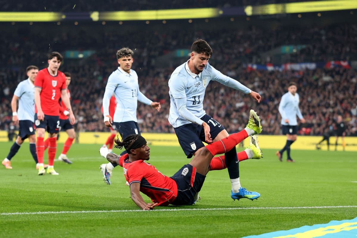 Piquerez sofre lesão em amistoso pela seleção uruguaia contra Inglaterra