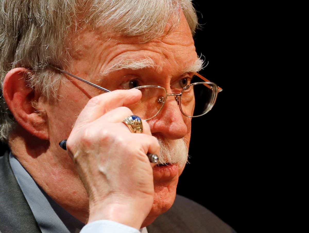 John Bolton admite erros em manuseio de informações sigilosas