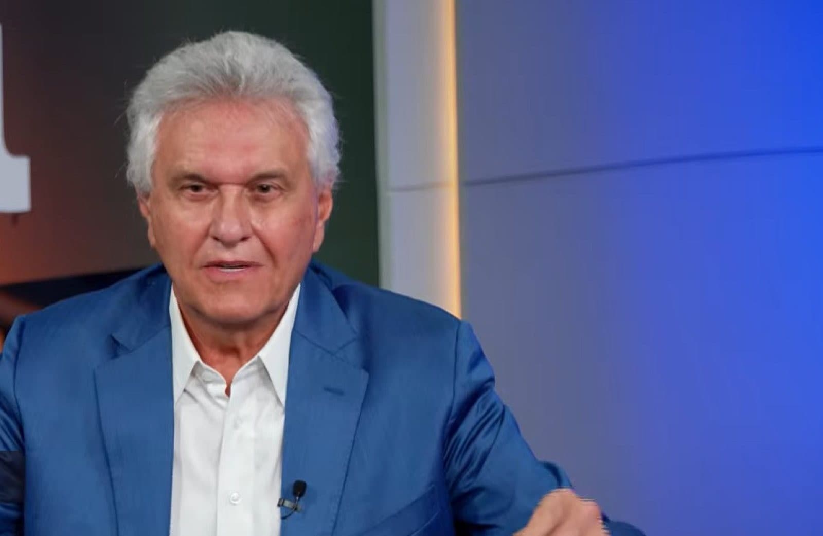 Ronaldo Caiado critica Flávio Bolsonaro durante sabatina