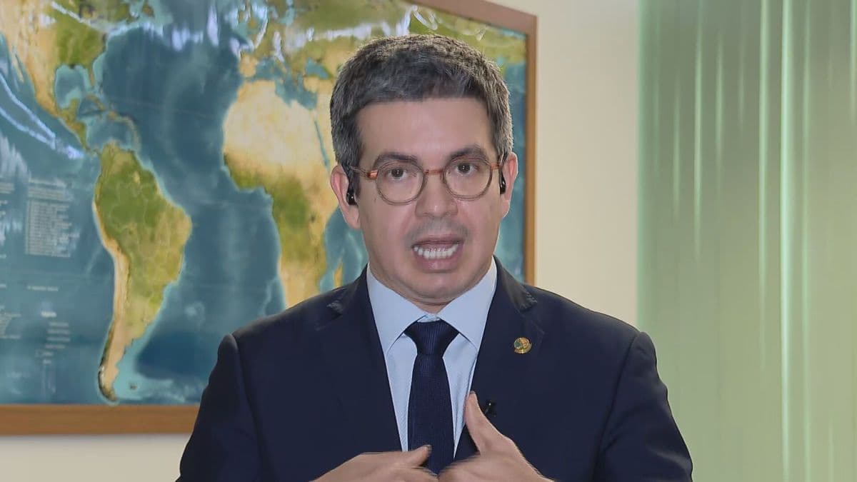 TRE-AP exige remoção de adesivos de pré-campanha de Randolfe Rodrigues