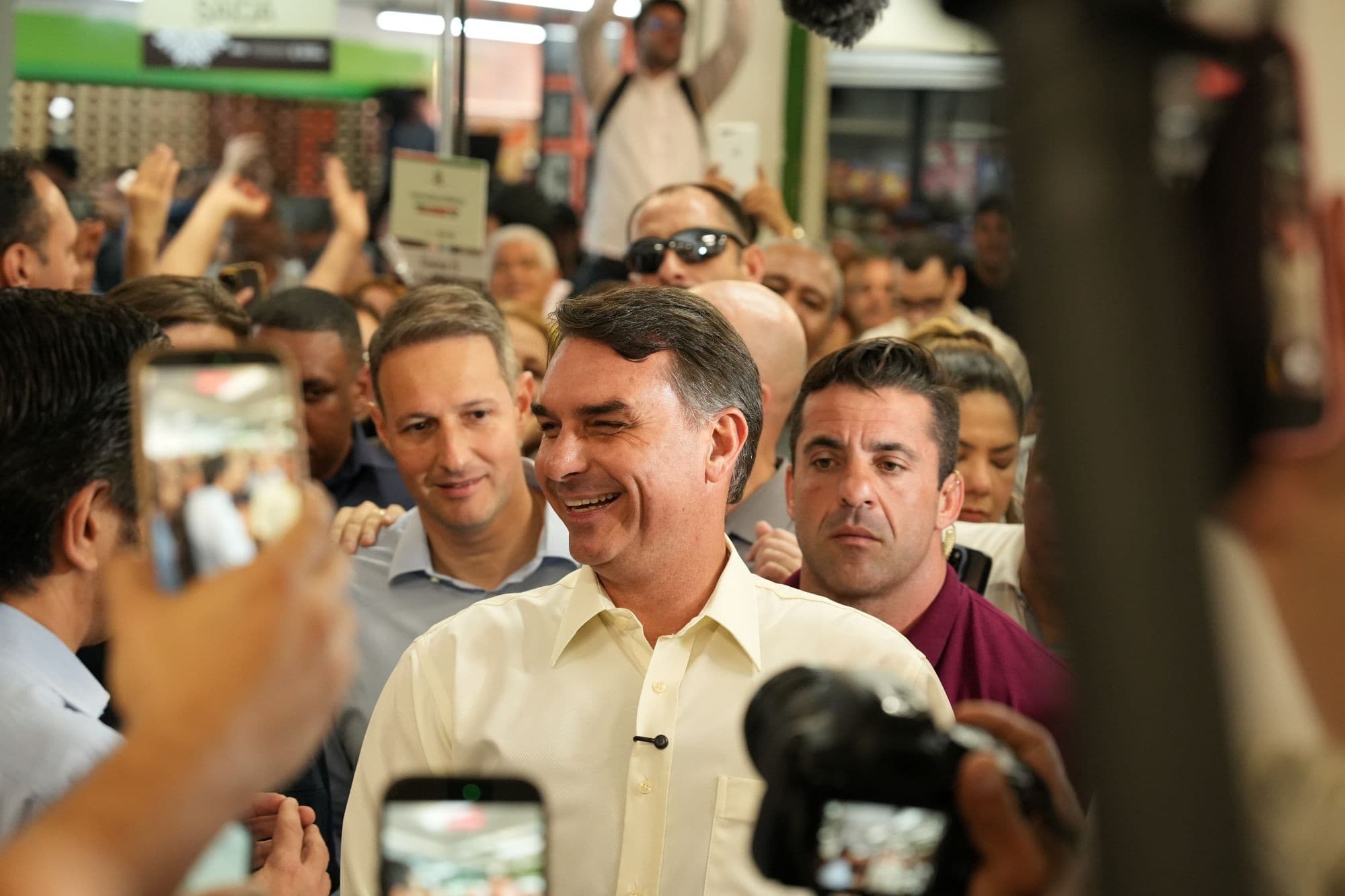 Flávio Bolsonaro responde a acusações durante campanha em SP