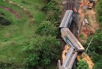 Trem de carga descarrila em Limeira e tomba sobre ponte