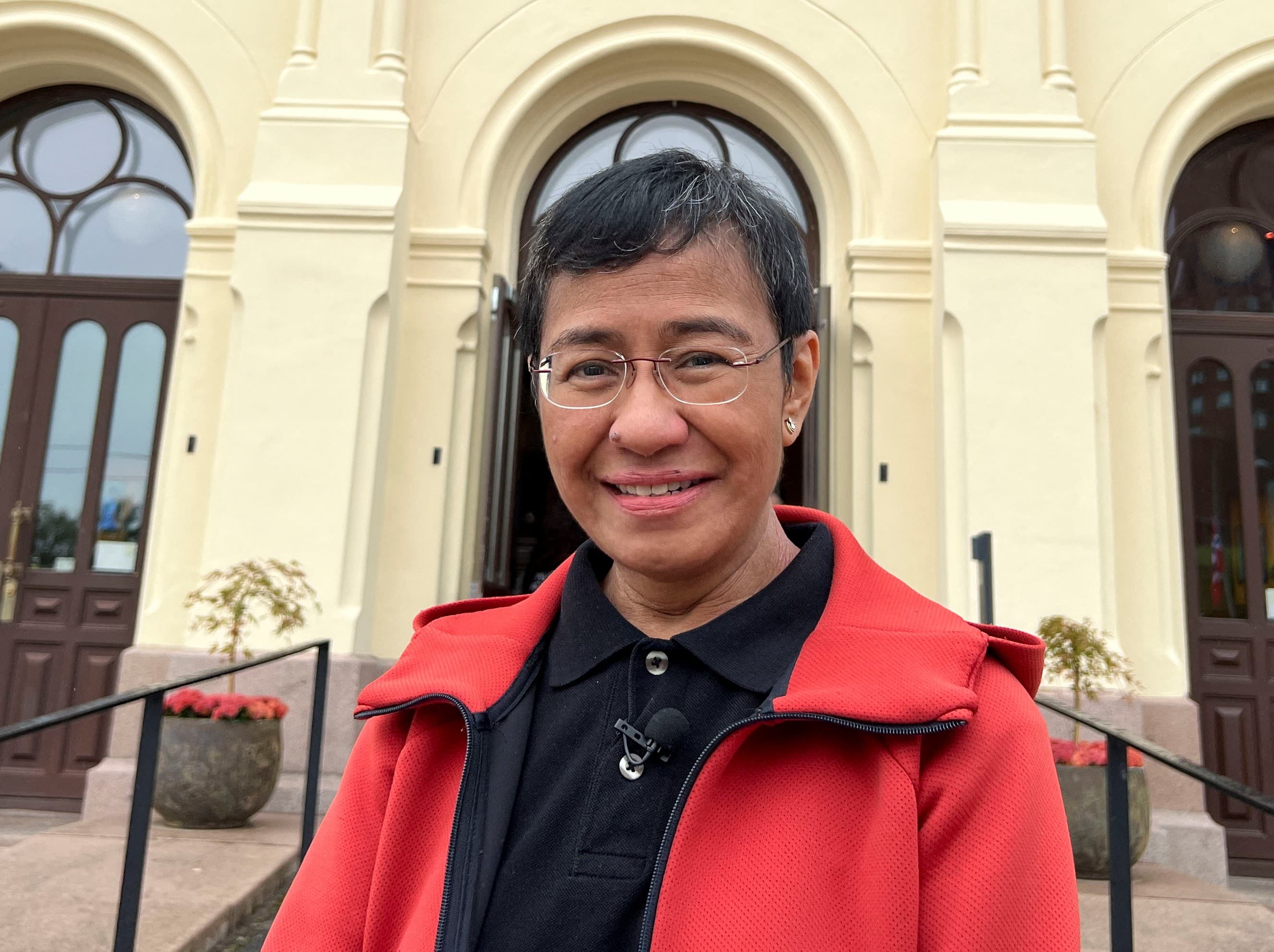 Maria Ressa alerta sobre riscos da inteligência artificial e regulamentação urgente