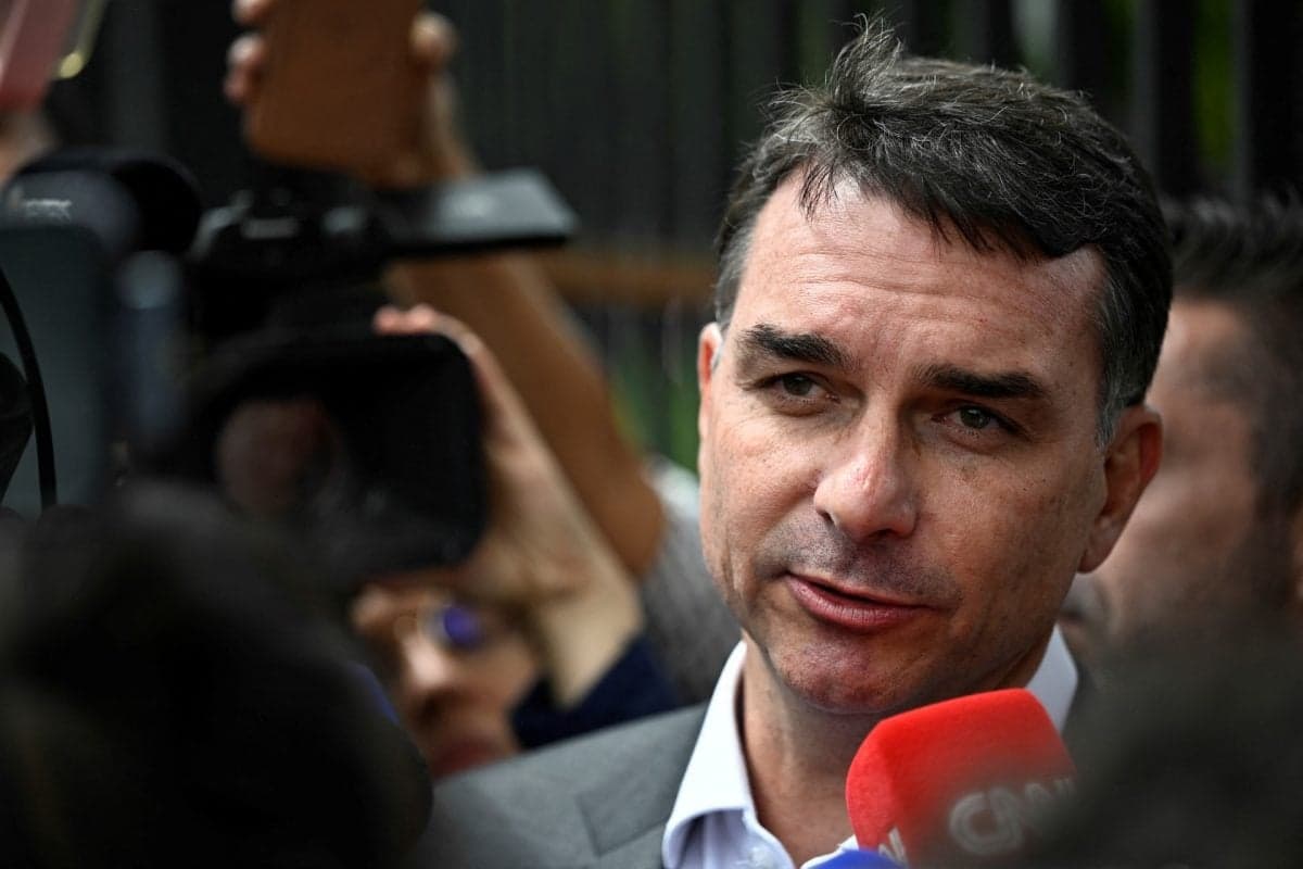 Revelações sobre Flávio Bolsonaro e Elytron geram preocupação com manipulação política