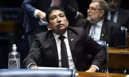 Juiz manda Facebook remover posts ofensivos a Magno Malta