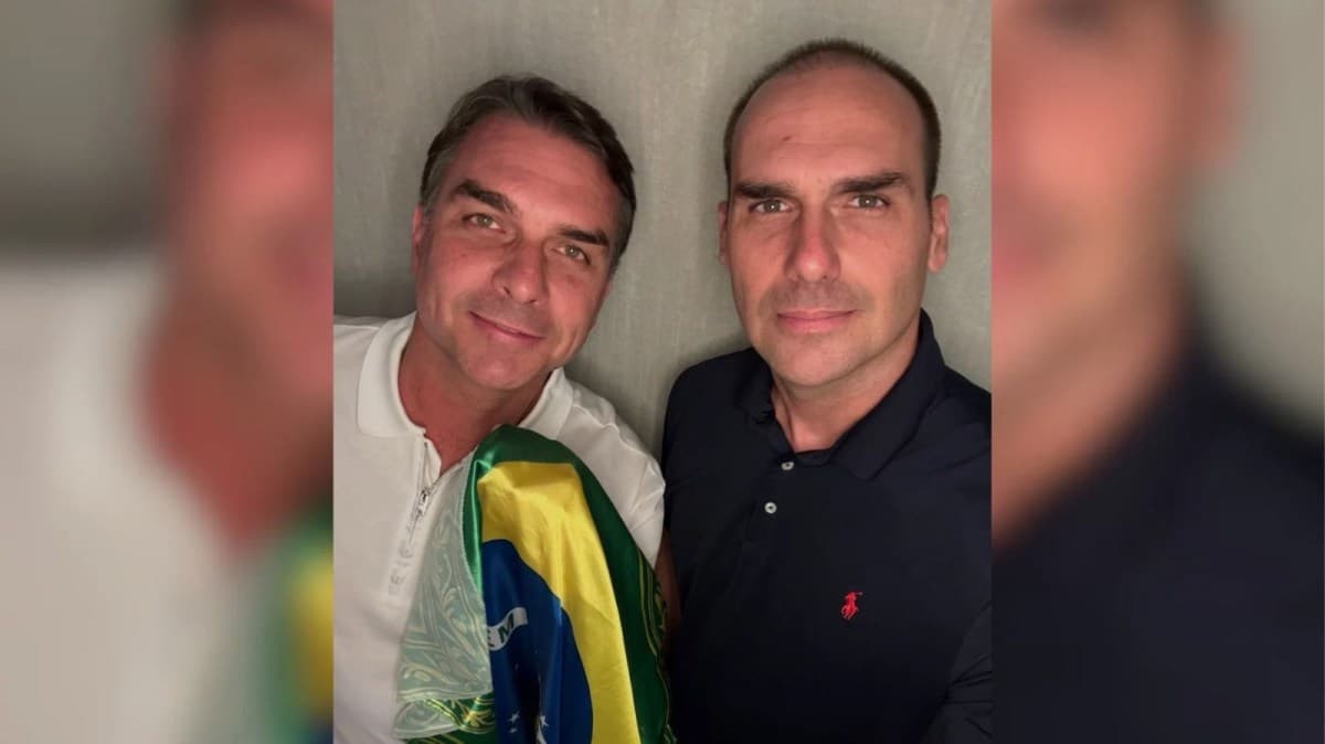 Eduardo Bolsonaro publica foto com Flávio Bolsonaro e cita Olavo de Carvalho