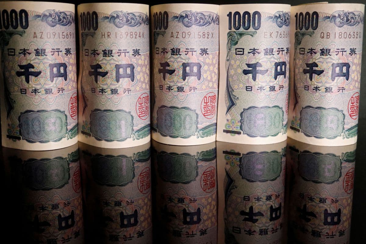 Japão intervém no mercado para conter queda do iene