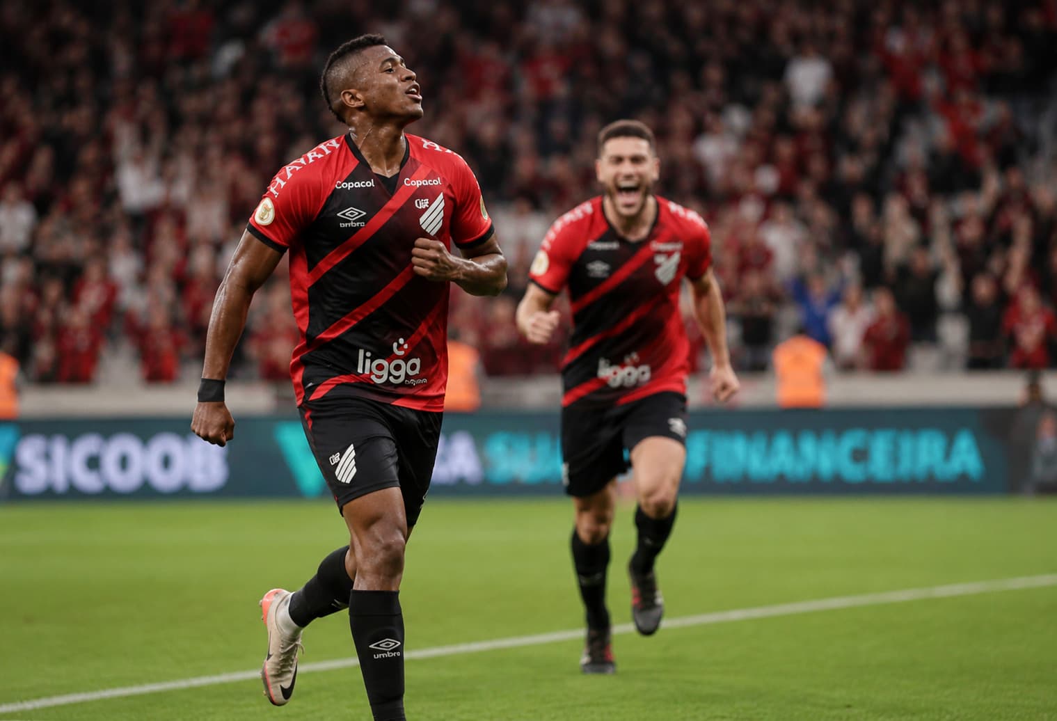 Athletico-PR empata em jogo de seis gols na Arena e mantém pressão no G4