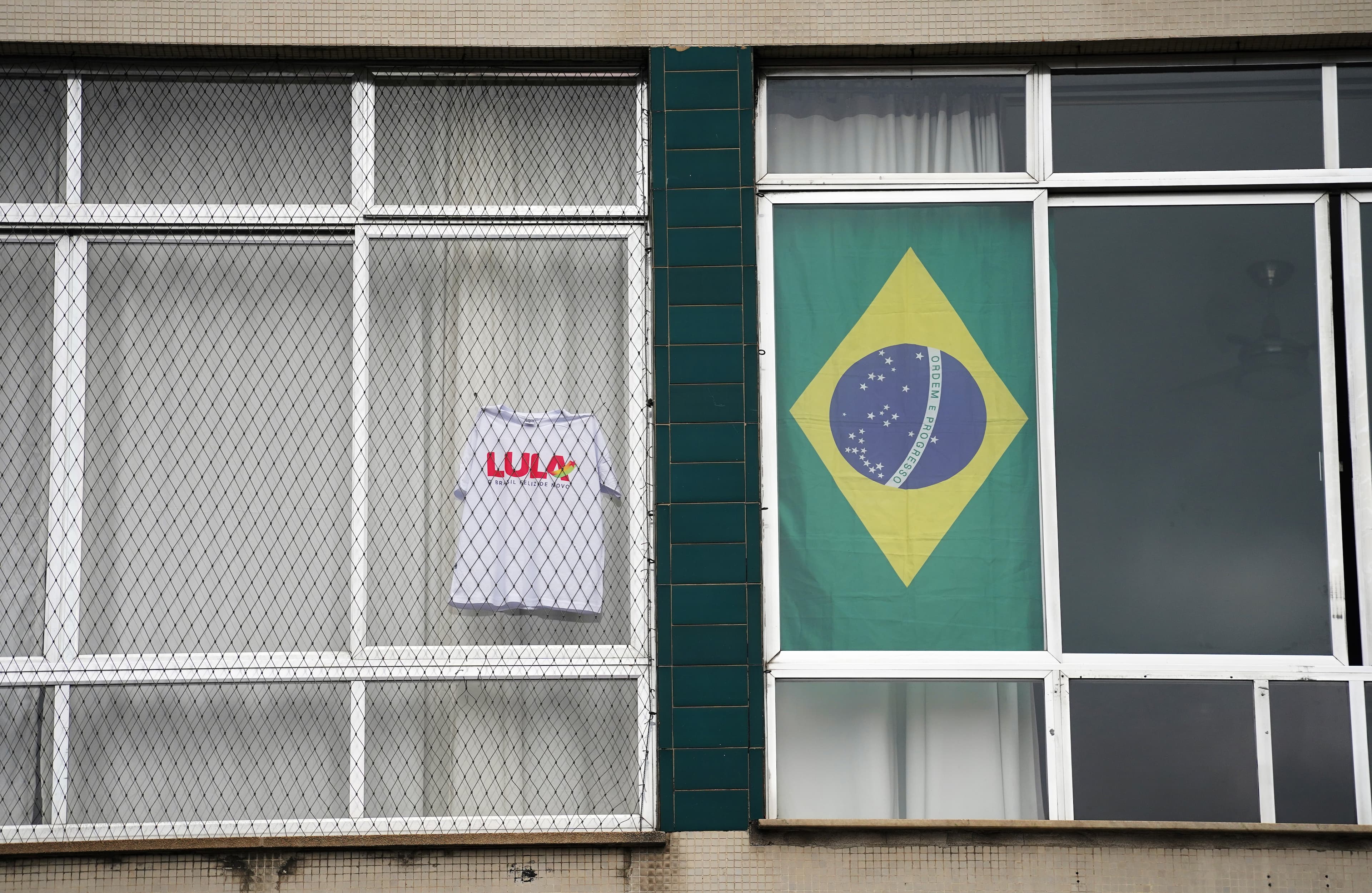 Direita supera esquerda em identificação política no Brasil