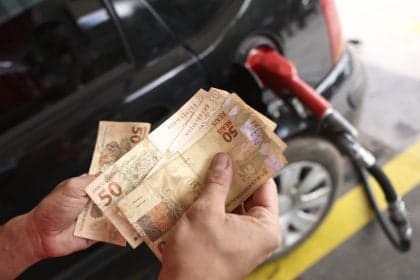 Subvenção de 44 centavos por litro de gasolina é anunciada