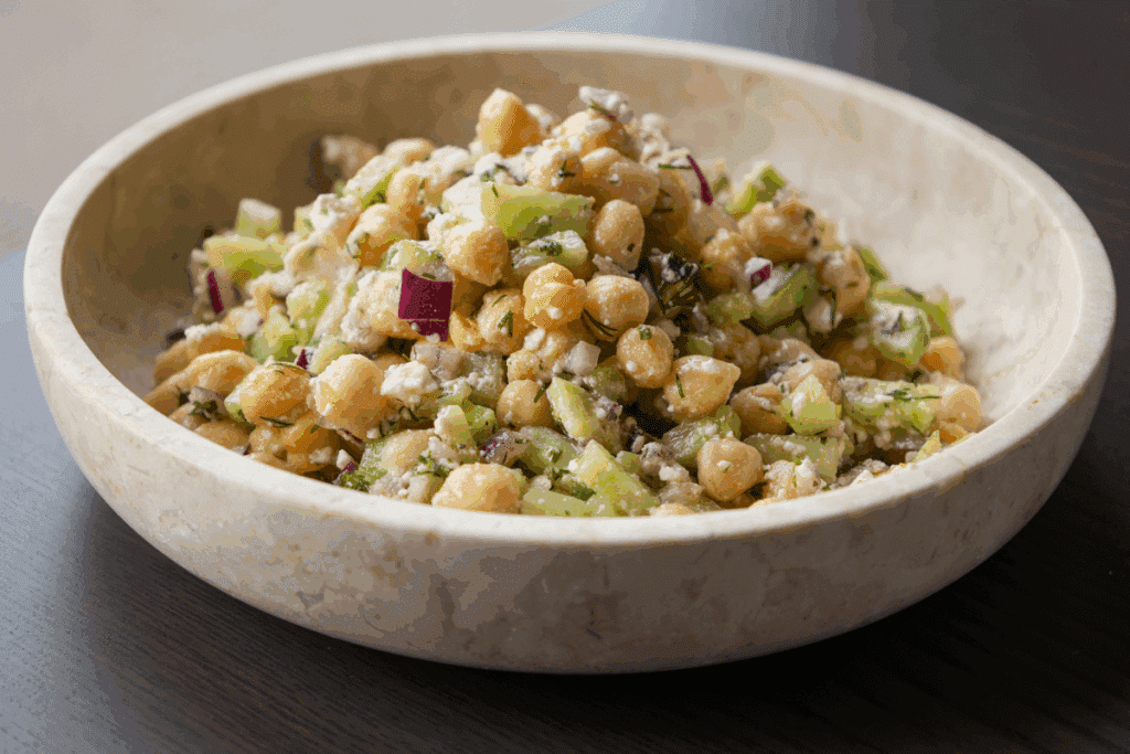 Três receitas de saladas proteicas para um jantar saudável