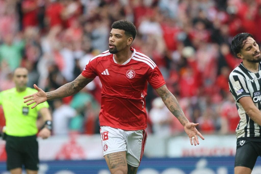 Internacional vence Botafogo por 3 a 0 e sai da zona de rebaixamento