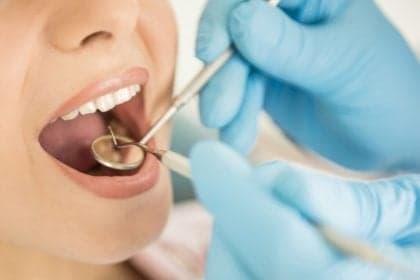 Dra. Cristiane Vasconcellos defende odontologia domiciliar diante do envelhecimento da população brasileira