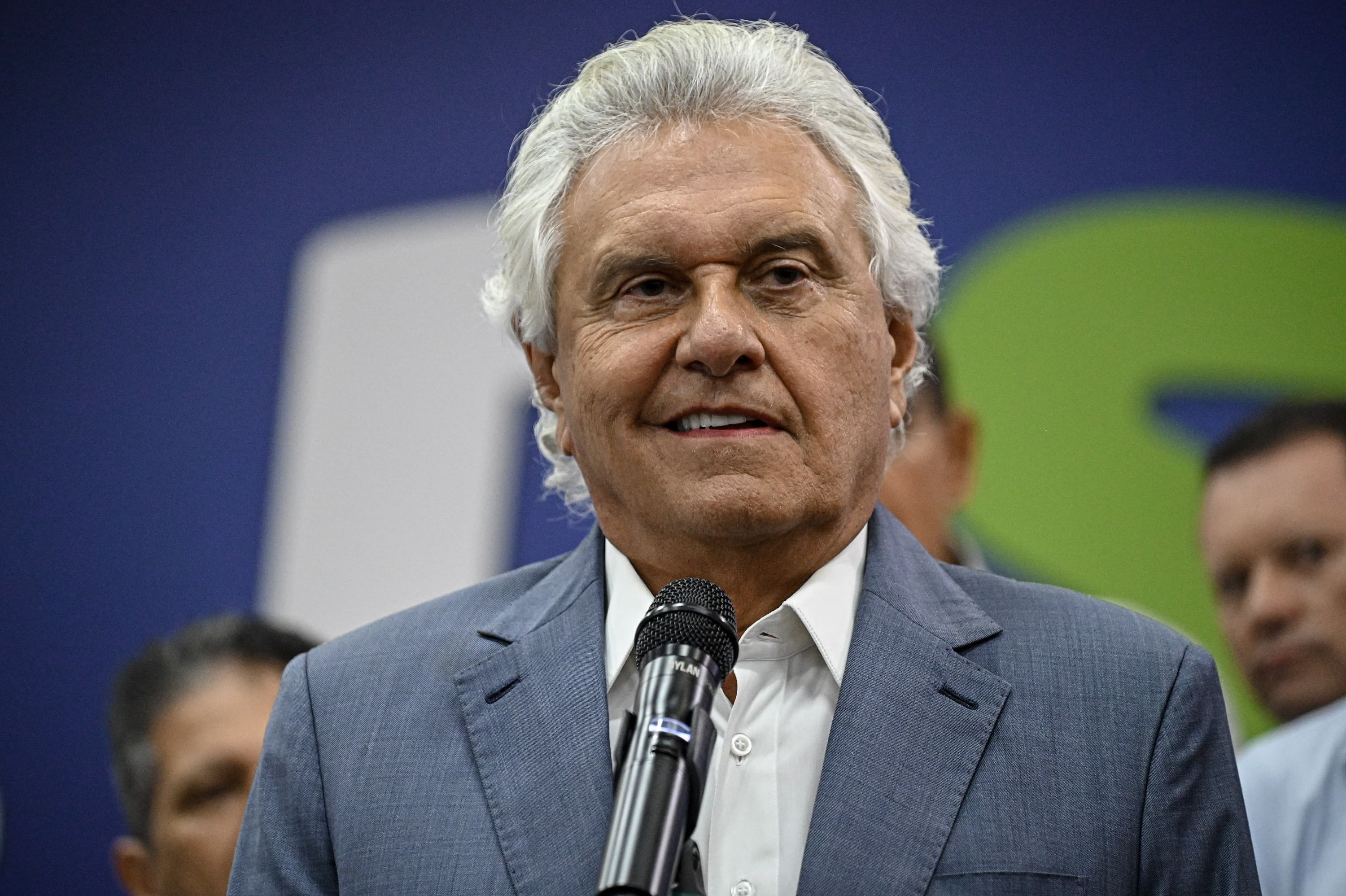 Caiado exige explicações de Flávio Bolsonaro sobre relação com banqueiro