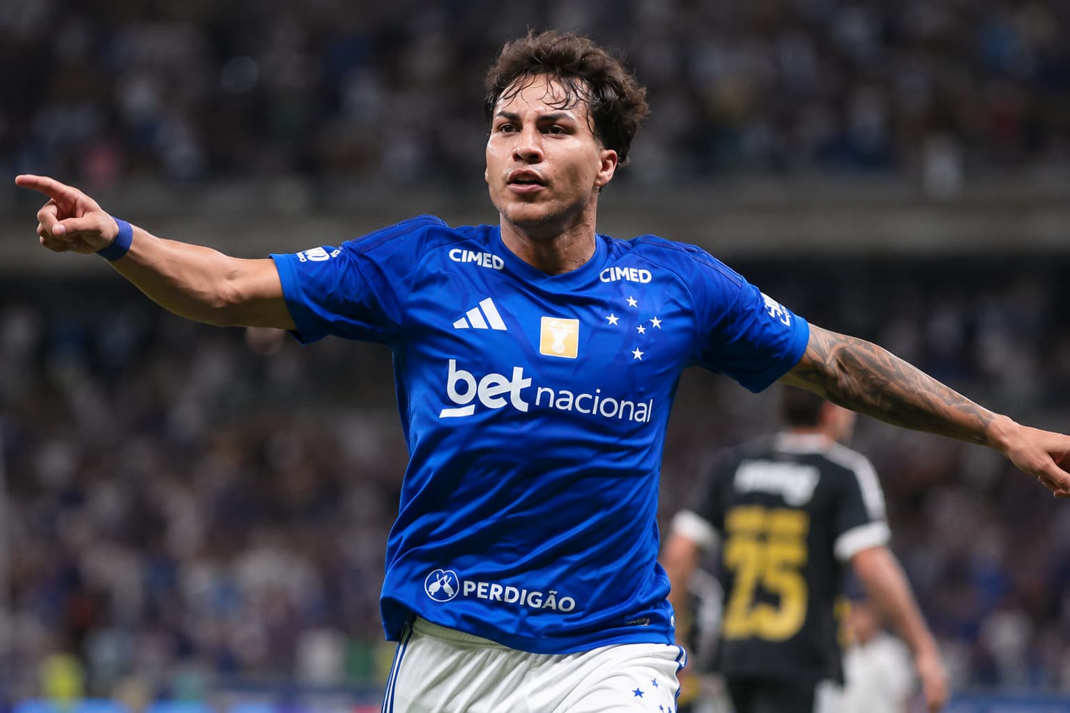 Cruzeiro perde para o Santos e entra em semana decisiva; diretoria banca Artur Jorge