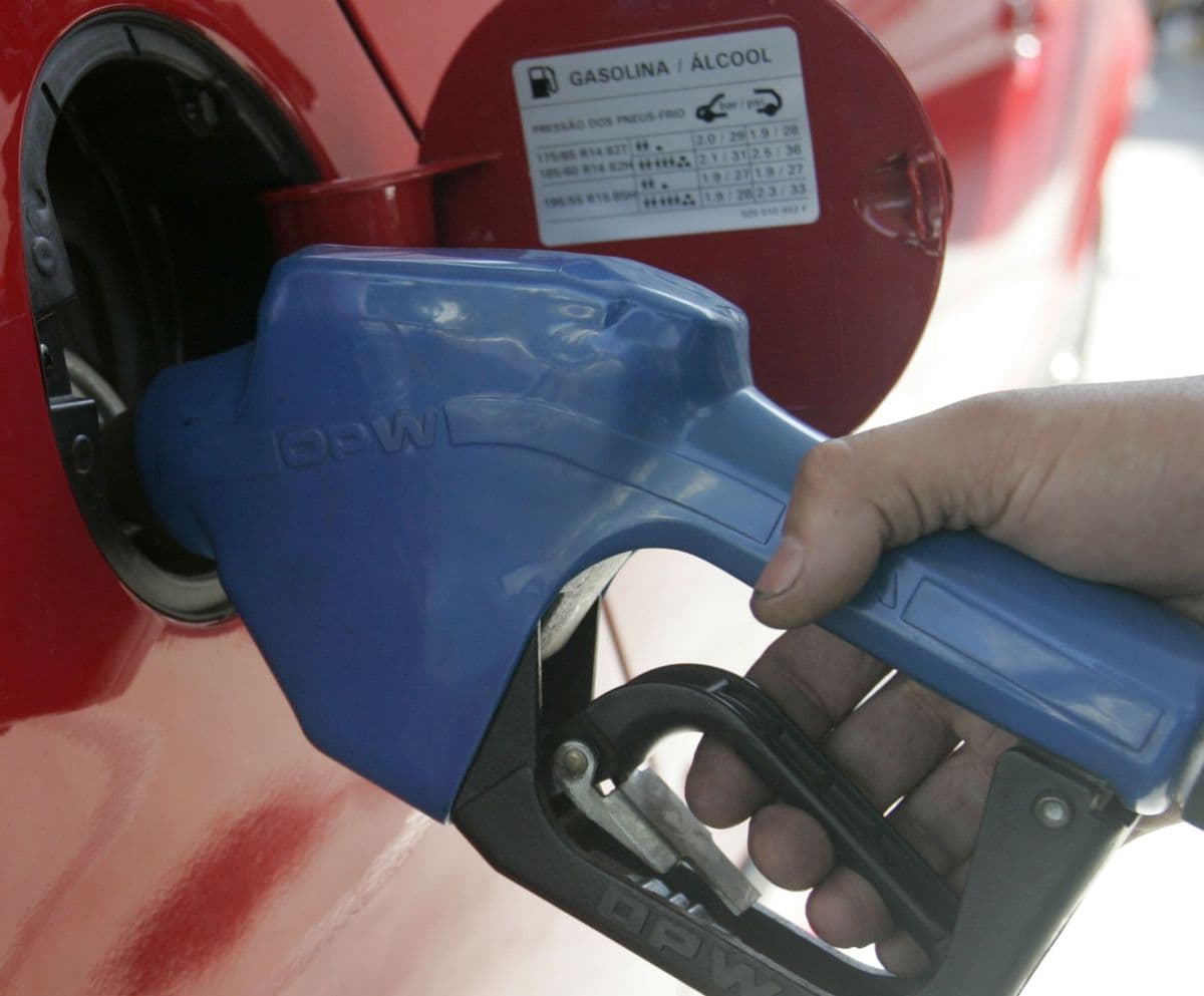 Aumento de etanol anidro visa reduzir preço da gasolina