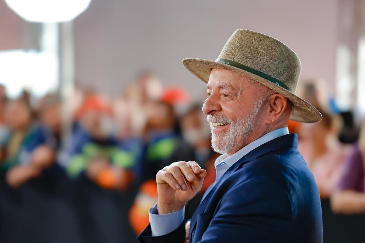 Lula supera Flávio Bolsonaro em pesquisa após crise recente