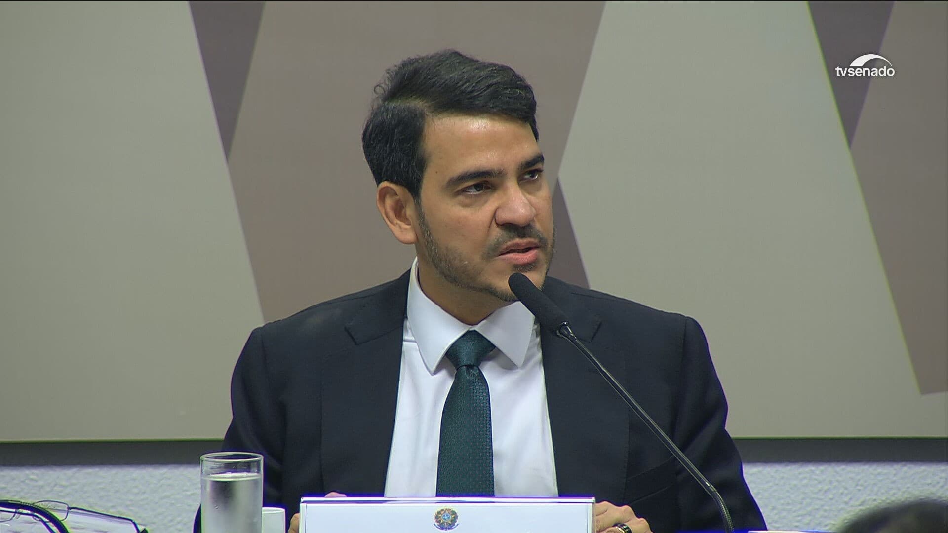 Jorge Messias discute ativismo judicial em sabatina para o STF