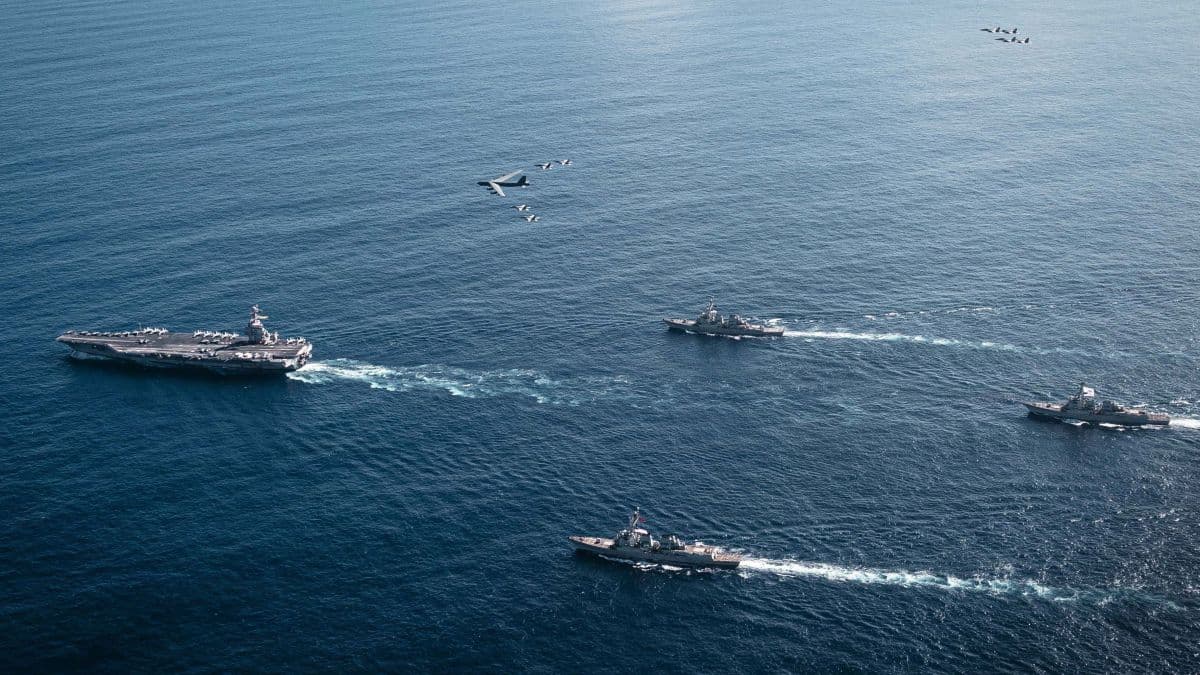 USS George H.W. Bush chega ao Oriente Médio, número recorde de navios