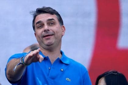 Flávio Bolsonaro propõe reaproximar Brasil de Israel na Argentina