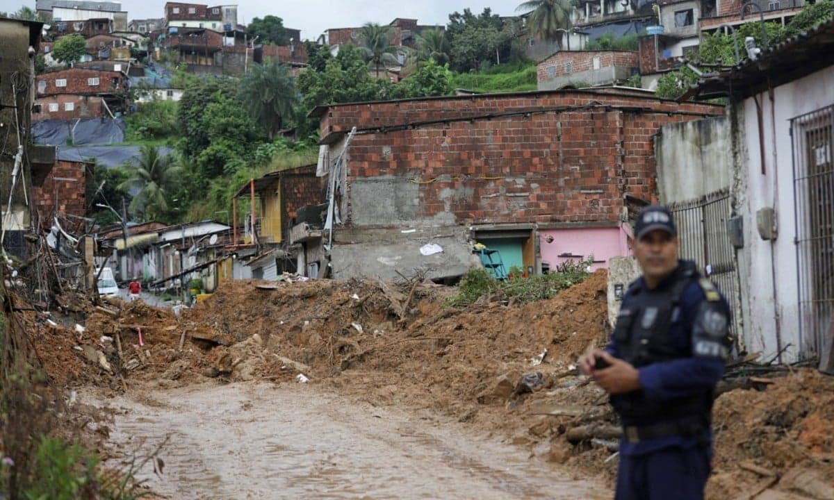 Pernambuco declara emergência em 27 cidades após chuvas devastadoras