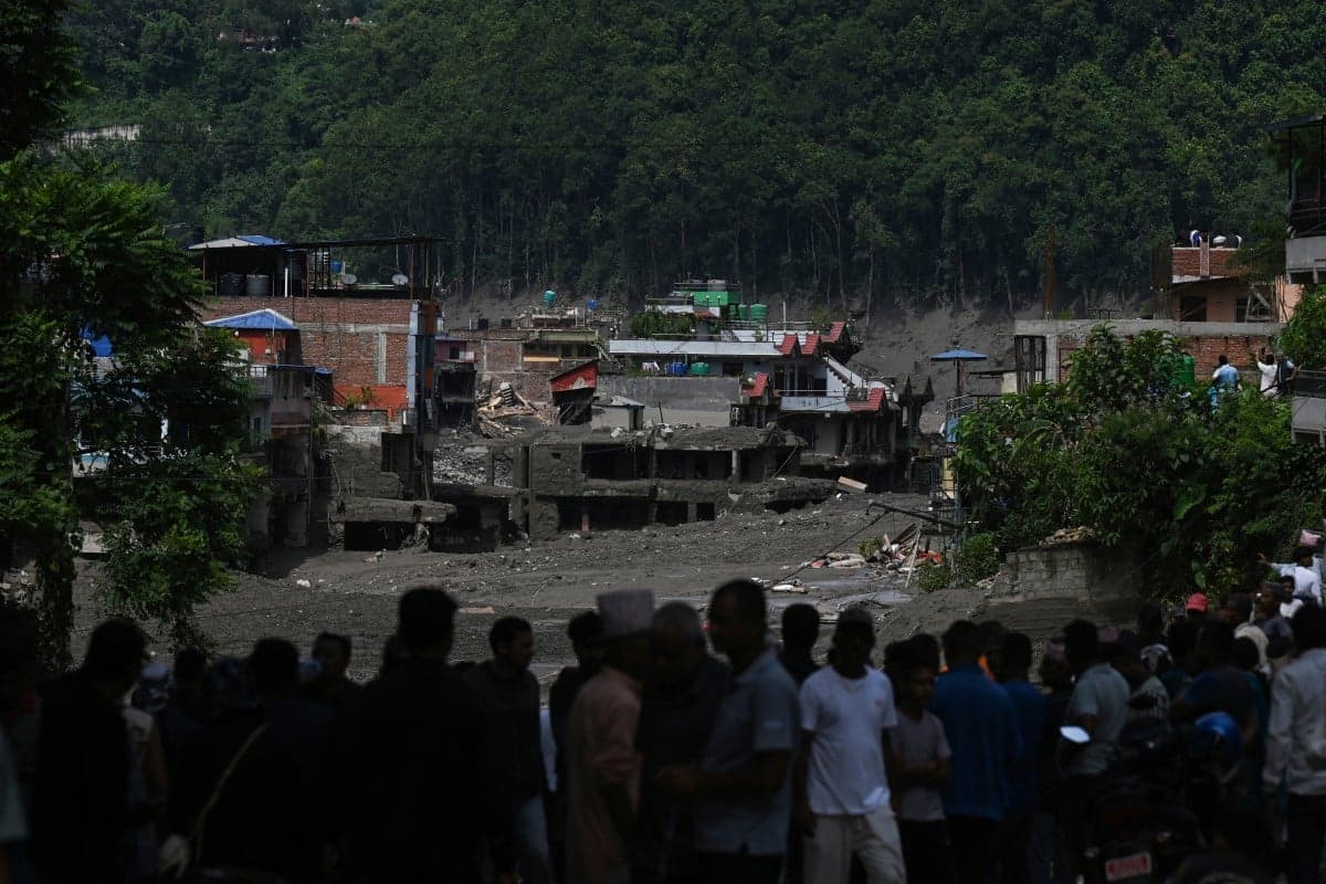 Colapso de geleira causa enchentes devastadoras no Nepal e Tibete