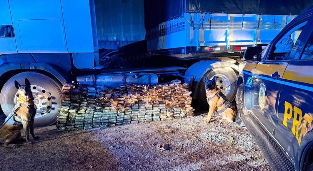 PRF apreende 298 quilos de cocaína em carreta em Balsa Nova