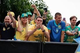 Flávio Bolsonaro encerra campanha em ato próximo a igreja católica no Rio